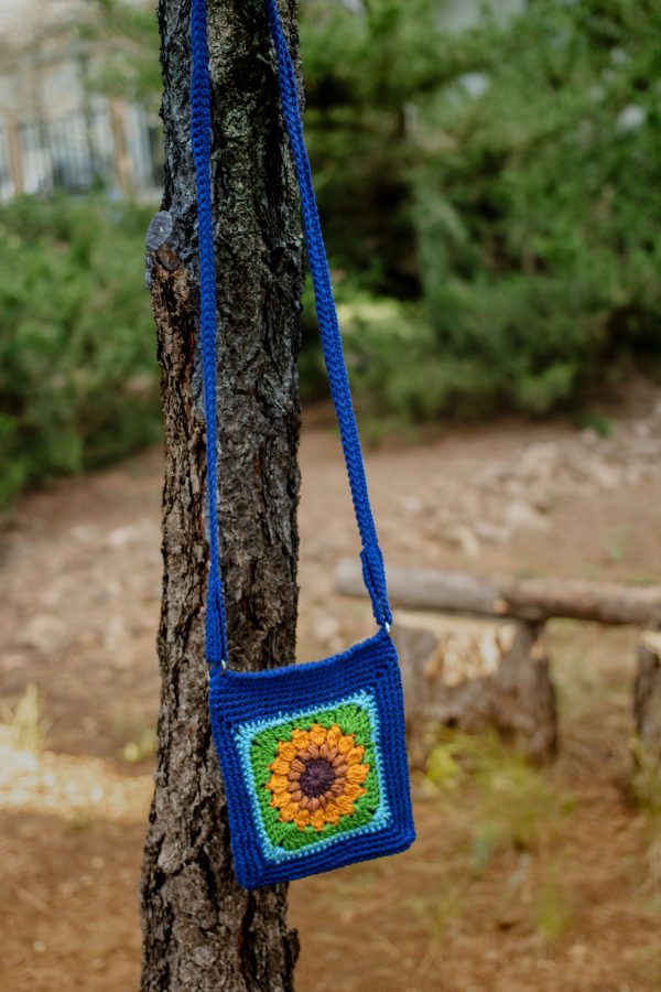 Handmade Crochet Crossbody Flower Purse - Image 2